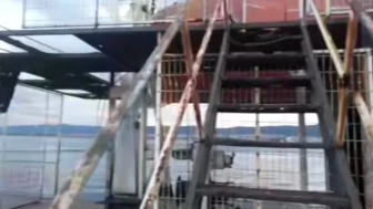 Gölcük sahilde çöken iskele tehlike yaratıyor