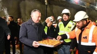 Başkan Büyükakın şantiyelerde personeli ziyaret etti