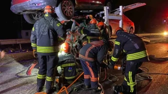 TEM Otoyolunda kaza vinçle kurtarıldı