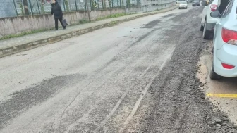 Derince'de çamur dolu sokak vatandaşı zorluyor