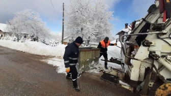 Başiskele'de kış şartlarında temizlik sürüyor