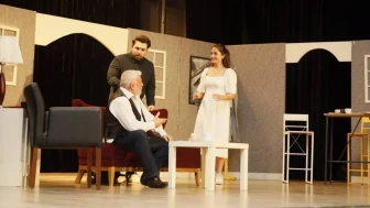 Körfezde Çat Kapı tiyatrosu izleyiciyi güldürdü