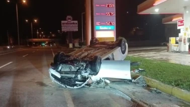 Karamürsel'de otomobil takla atıp yaraladı