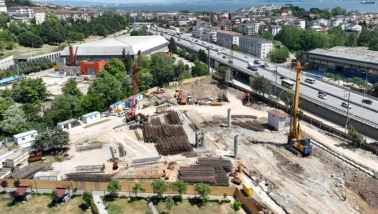 Derince metro istasyonlarında ağaçlar yeni alanlara taşındı