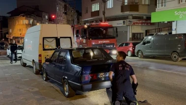 İtfaiye ekipleri otomobile giren kediyi kurtardı