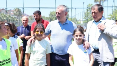 Büyükakın gençlerle futbol sahalarını inceledi