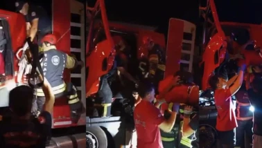 Kartepe'de tır kazasında sürücü kurtarıldı