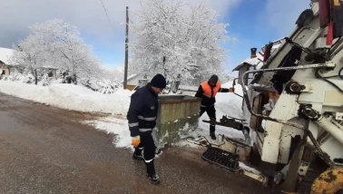 Başiskele'de kış şartlarında temizlik sürüyor