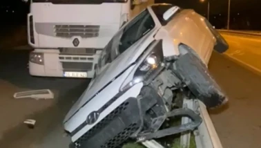 Kartepe’de otomobil tıra çarptı