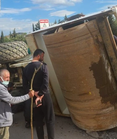 Derince’de asfalt silindiri yola devrildi