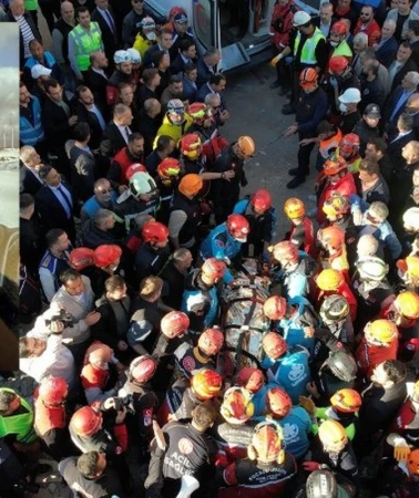 Gebze enkazından kurtulan Dilara taburcu oldu