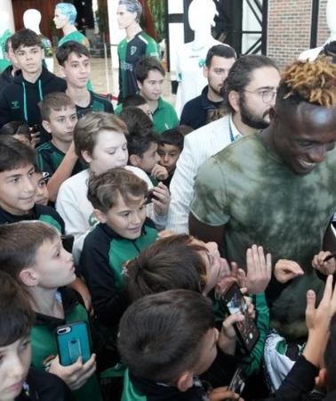 Dan Agyei Kocaelispor taraftarlarından yoğun ilgi gördü