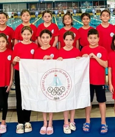 Körfezli yüzücüler Sakarya'da şampiyon oldu