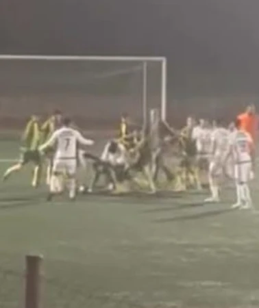 Kocaeli’de futbolcular saha içinde kavga etti