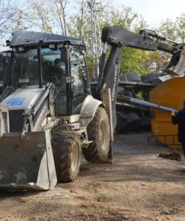 Kocaeli'de mıcır yüklü kamyon devrildi sürücü bayıldı