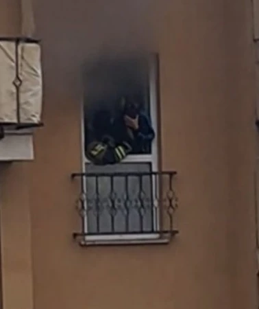 İtfaiye eri mahsur kalan vatandaşı maskesiyle kurtardı