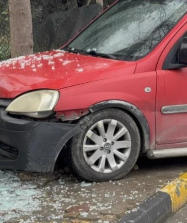 Araç otobüs durağına çarptı