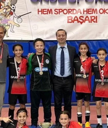 Körfez Petkim Ortaokulu kız futsal şampiyonu oldu