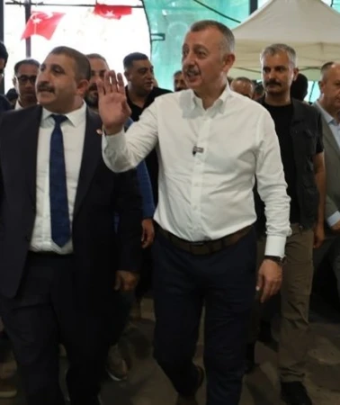 Başkan Büyükakın pazarda yoğun ilgi gördü