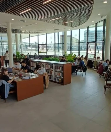 İzmit Milli İrade Meydanı sosyal yaşama renk katıyor