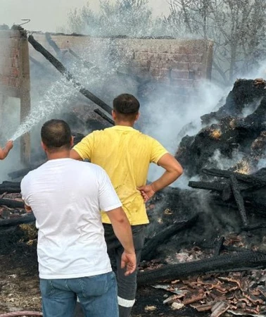 Körfez’de saman deposu yangını kül etti
