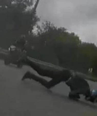 Asfalttaki yarık motosiklet sürücüsünü yaraladı