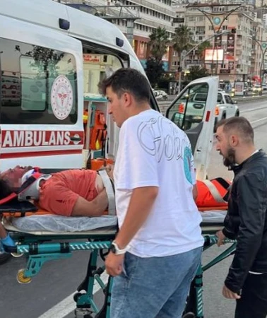 İzmit’te motosiklet levhaya çarptı