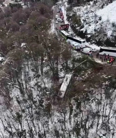 Kartepe’de otobüs şarampole yuvarlandı