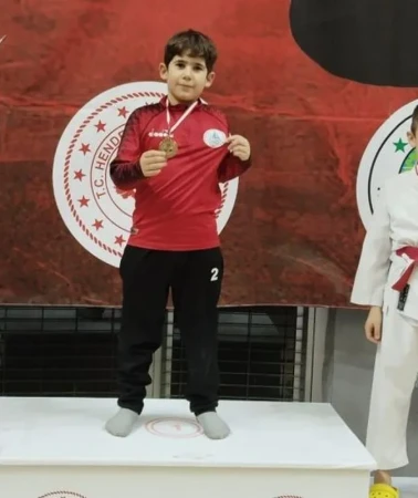 Körfezli karateciler Sakarya’dan 8 madalya aldı