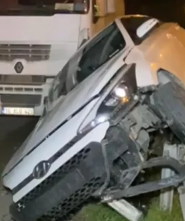 Kartepe’de otomobil tıra çarptı