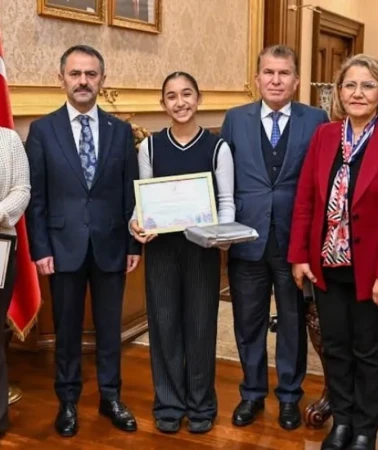 Kocaeli resim yarışması birincisi valiyi ziyaret etti