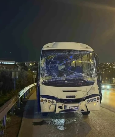 Kocaeli'de servis minibüsü tıra çarptı 6 yaralı