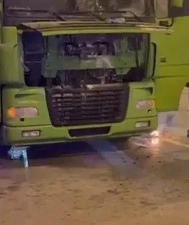 Kocaeli'de seyir halindeki tır alev aldı