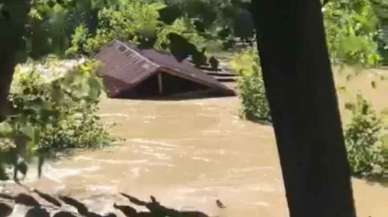Sel sularında sürüklenen yapı suya gömüldü! O anlar kamerada