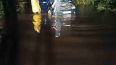 Sakarya Haber: Sürücüler Yağıştan Sonra Göle Dönen Sokakta Mahsur Kaldı