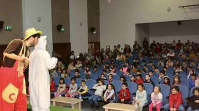"Pamuk İle Kömür" Adlı Çocuk Tiyatrosu Minikleri Eğlendirdi