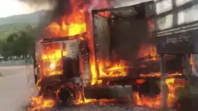 Kartepe'de Alev Alev Yanan Tırdan Geriye İskeleti Kaldı