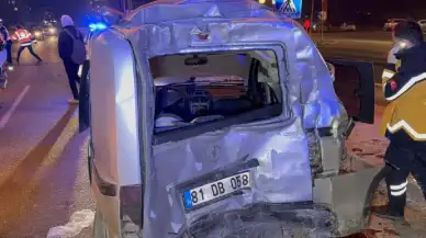 Düzce'de kırmızı ışıkta bekleyen araca alkollü sürücü dehşeti: 3 yaralı