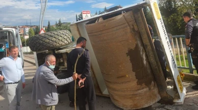 Derince’de asfalt silindiri yola devrildi