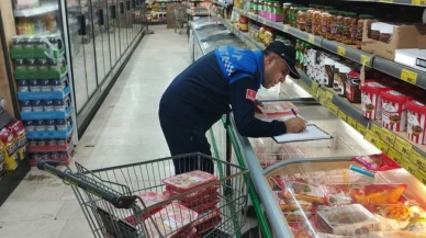 İzmit zabıtası tarihi geçmiş ürünleri imha etti