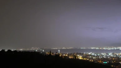 Kocaeli'de şimşekler geceyi aydınlattı