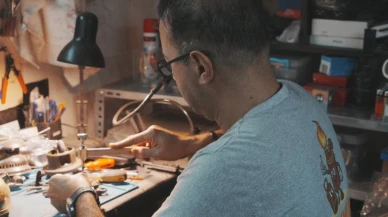 Ender Samsa 10 metrekarelik atölyesinde metal işliyor