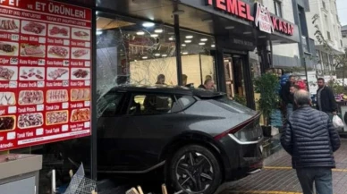 Kocaeli'de kontrolden çıkan araç şarküteriye daldı