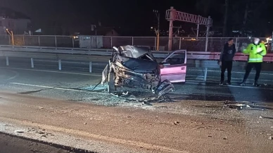 Kocaeli D100de otomobil bariyerlere çarptı