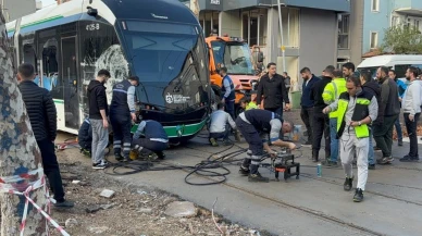 İzmit'te çöp kamyonu tramvaya çarptı