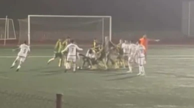 Kocaeli’de futbolcular saha içinde kavga etti