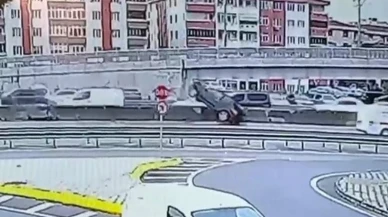 İzmit’te otomobil beton bariyere çarpıp devrildi