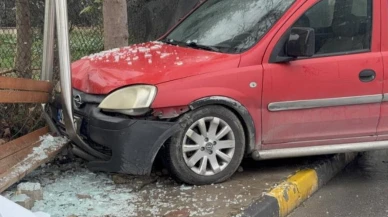 Araç otobüs durağına çarptı