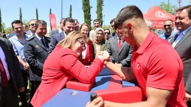 Fatma Şahin, 19 Mayıs'ta sporcuyla bilek güreşi yaptı! Zorlu mücadeleye damga vurdu
