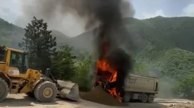 Sinop'ta kamyon alev alev yandı! Sürücü kurtulmayı başardı, ama geriye ne kaldı?